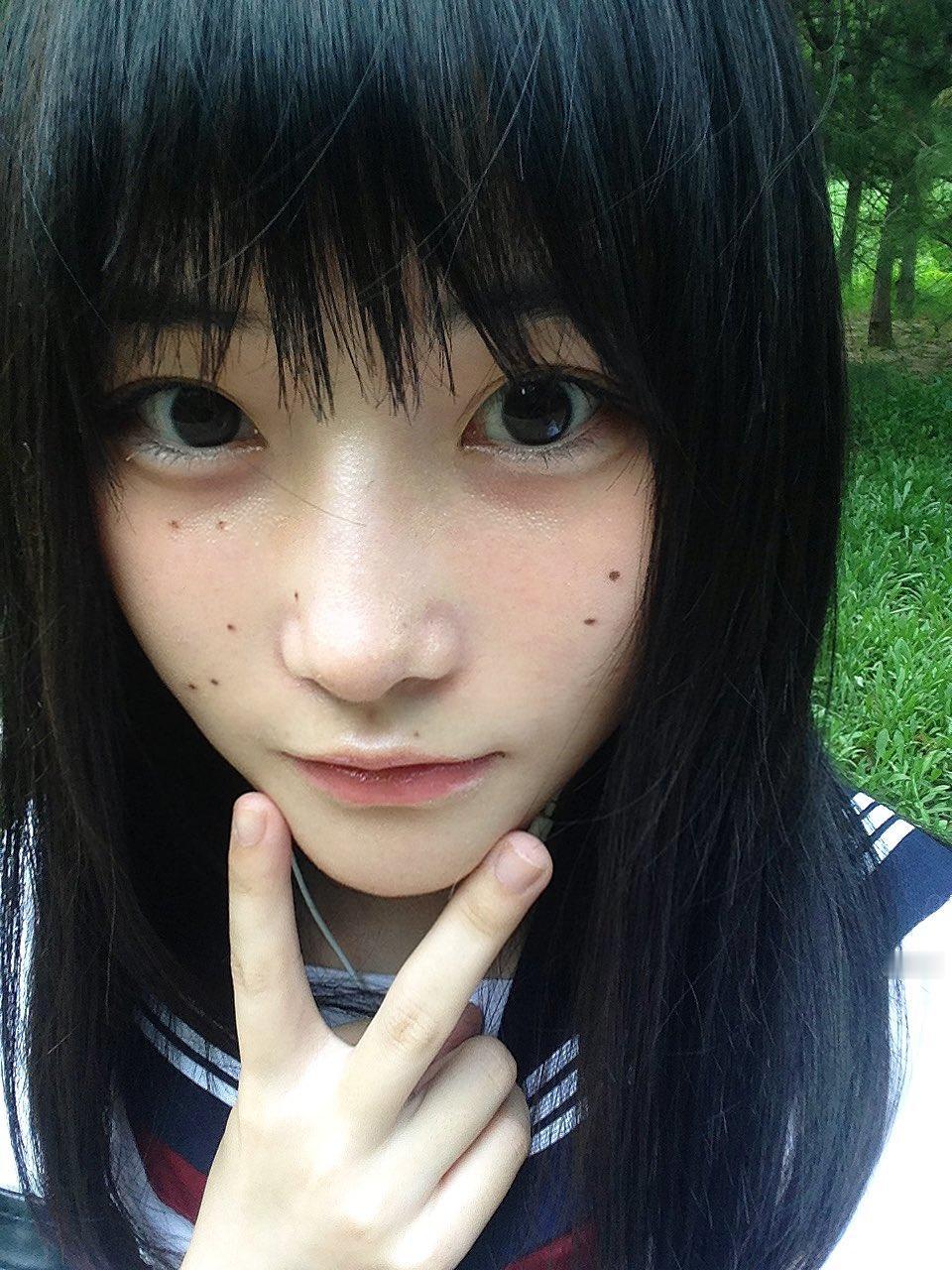 黑发遮眉眼，思量意难平。