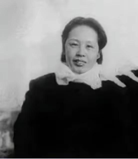 1949年，刘伯承听说原配还活着，并且日子过得很艰苦，就托人给她带信，想把她接到