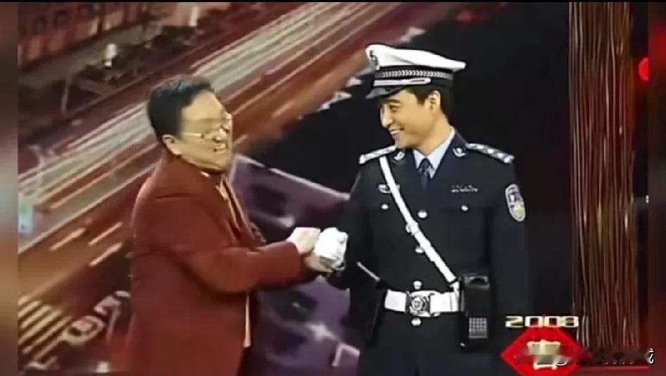 句号和周炜是两位出色的小品演员，人气非常高，年龄也都不大，当打之年，怎么就不见了