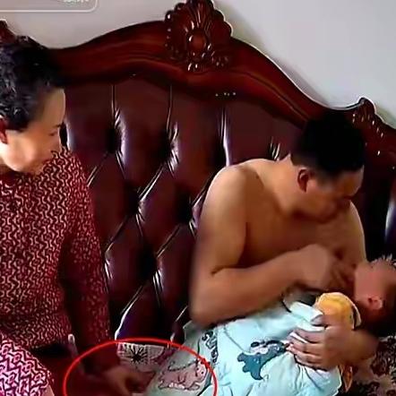 辽宁有对小夫妻最近愁坏了，两岁儿子总在奶奶在场时莫名大哭，上一秒还在玩玩具，下一