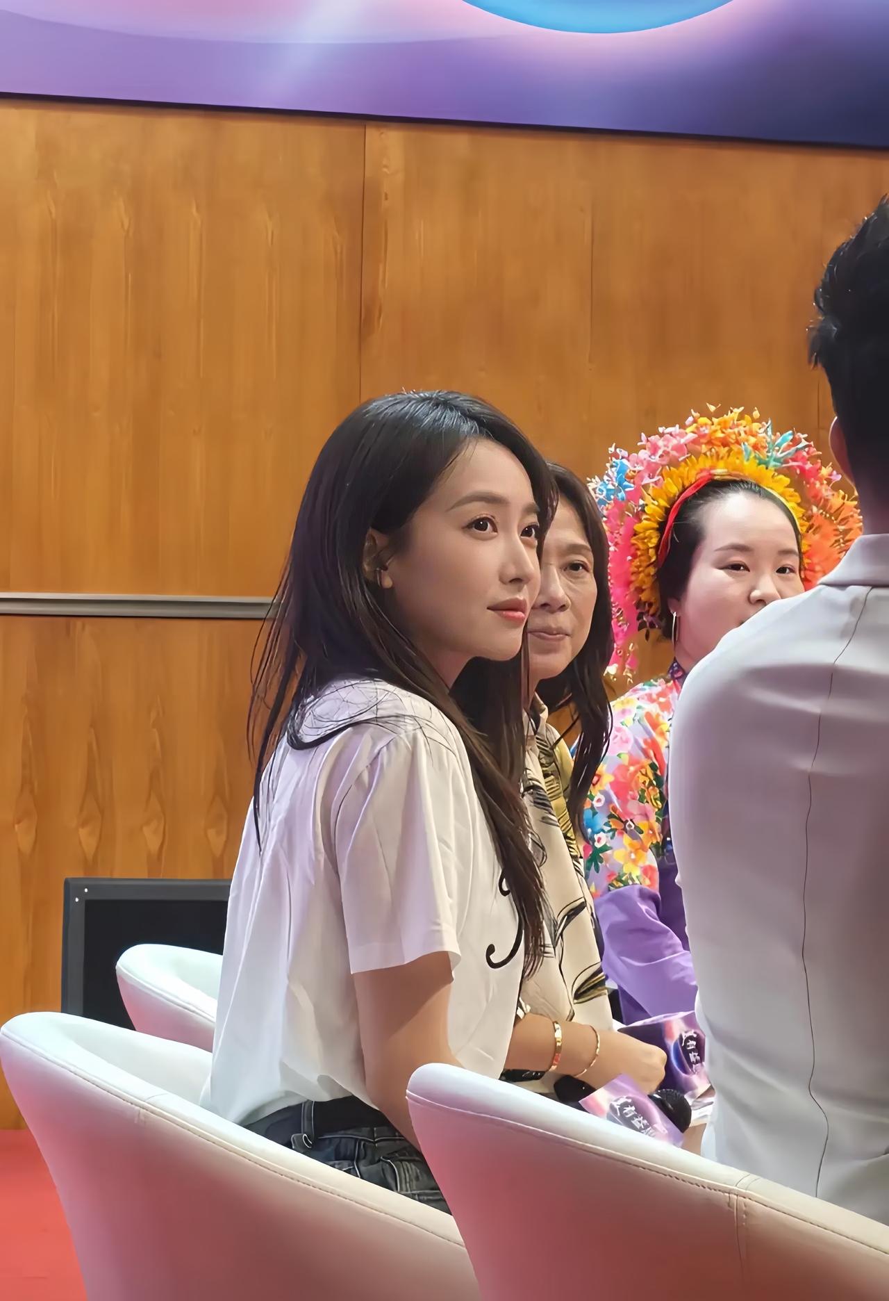 宋茜参加活动的画面，这个角度拍出来的效果，真的好美啊。

宋茜能歌善舞又会演戏，