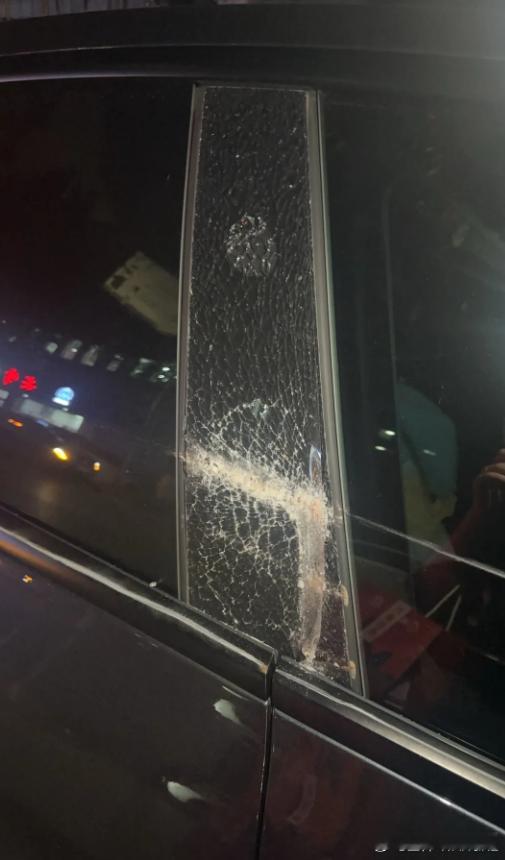 停路边被刮，肇事逃逸！这就过分了啊！ ​​​