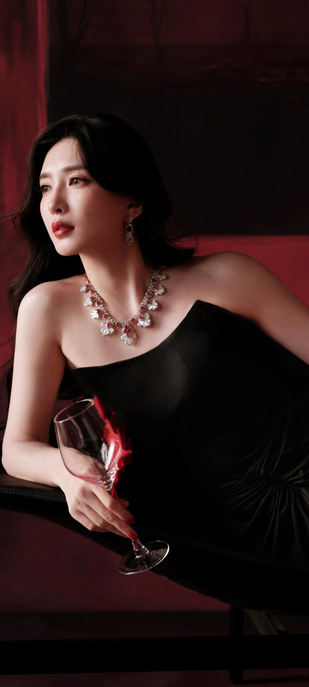 江疏影浓颜穿搭手机壁纸，明眸红唇精致热烈，抹胸黑裙柔美多姿。