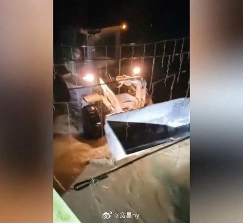 夫妻俩暴雨夜用铲斗端出一车人危难之际见英雄 西安·华严寺