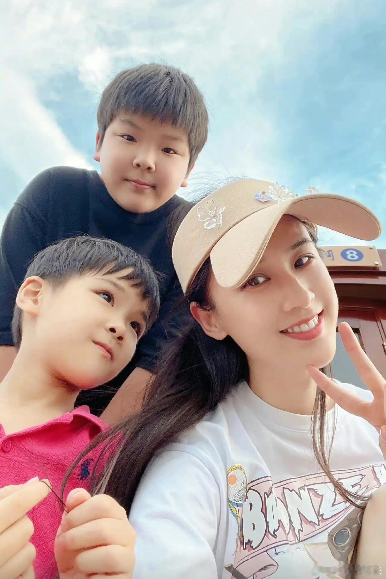 黄圣依小儿子安麟颜值出众，画笔更是充满灵气呀，这次日本参赛获奖、作品登陆东京画廊