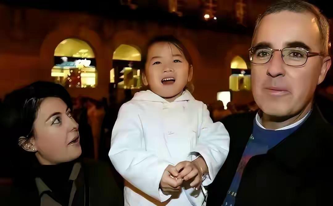 女孩遭养父母谋杀！来自巴西的罗萨夫妇，在贵州福利院领养了阿颂塔。女孩继承巨额遗产