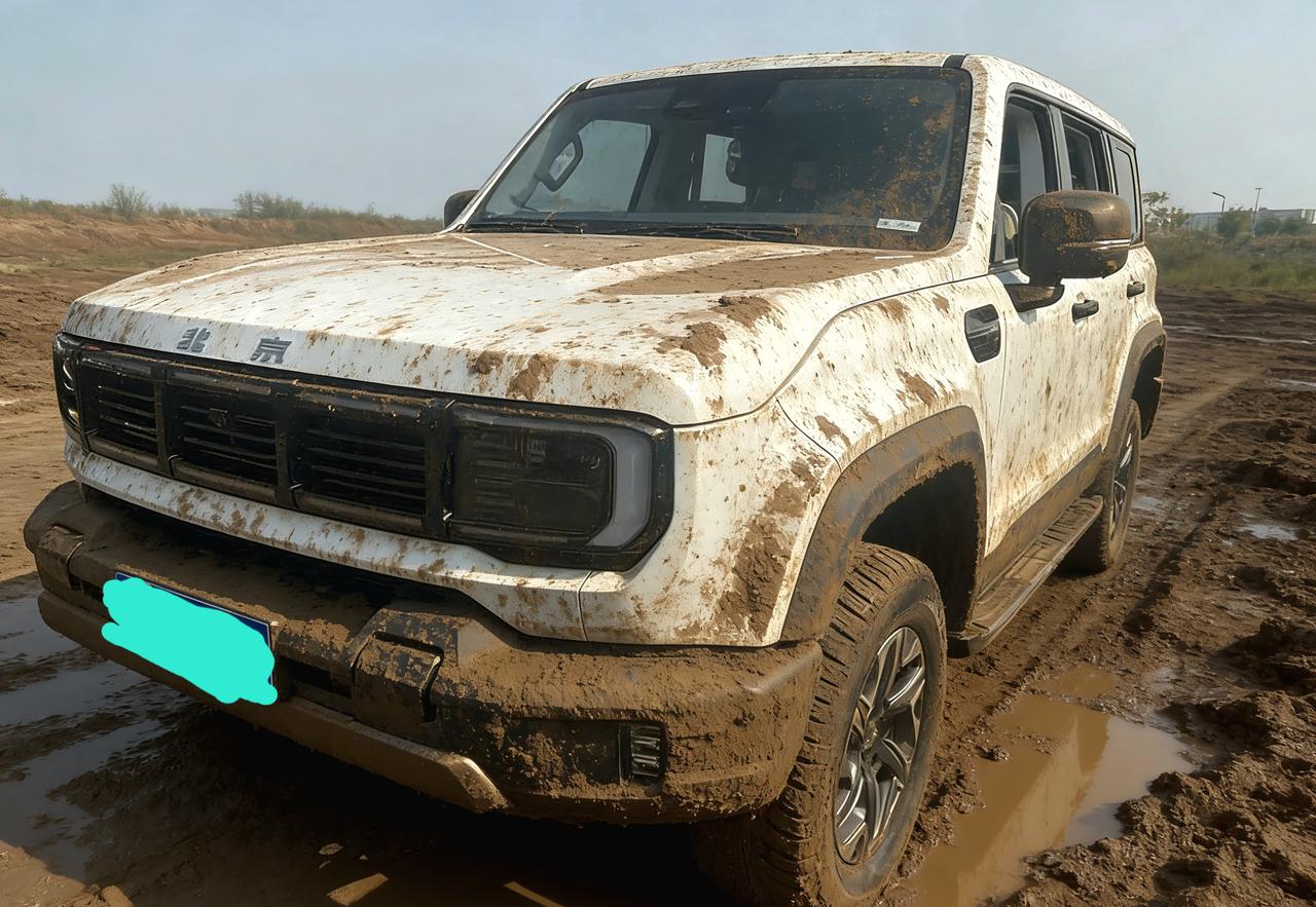 其实北京bj40不止只是外观唬人，如果你仔细看他的后面的话，甚至有种悍马的即视感