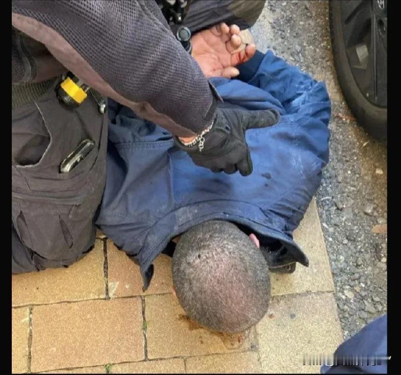 以色列北部发生持刀恐怖袭击，6人受伤。
特拉维夫以北28英里的以色列城市哈德拉发