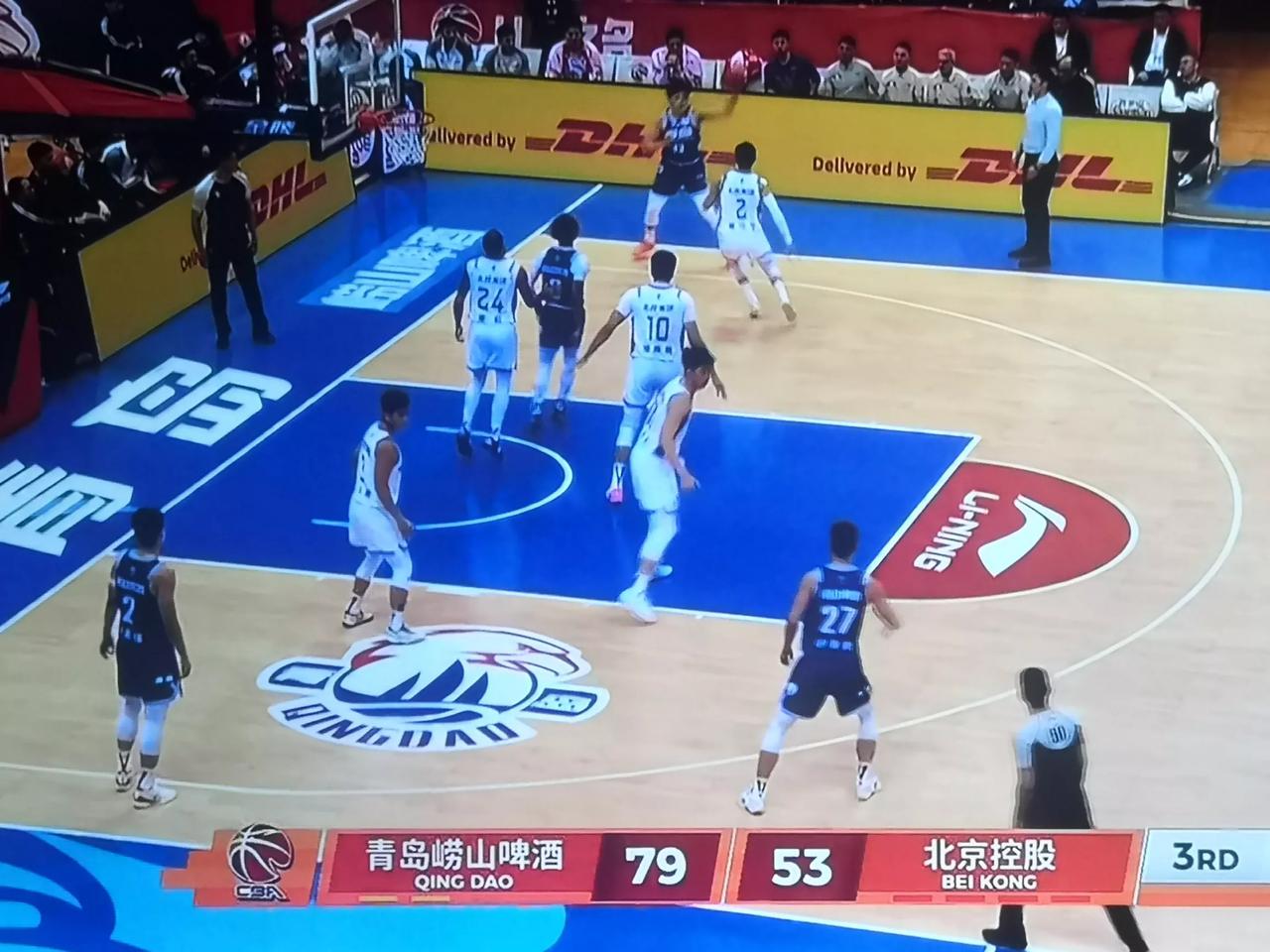 约瑟夫•杨很聪明

青岛崂山啤酒队在自己的主场对阵北京北汽队，上半场，青岛队外援