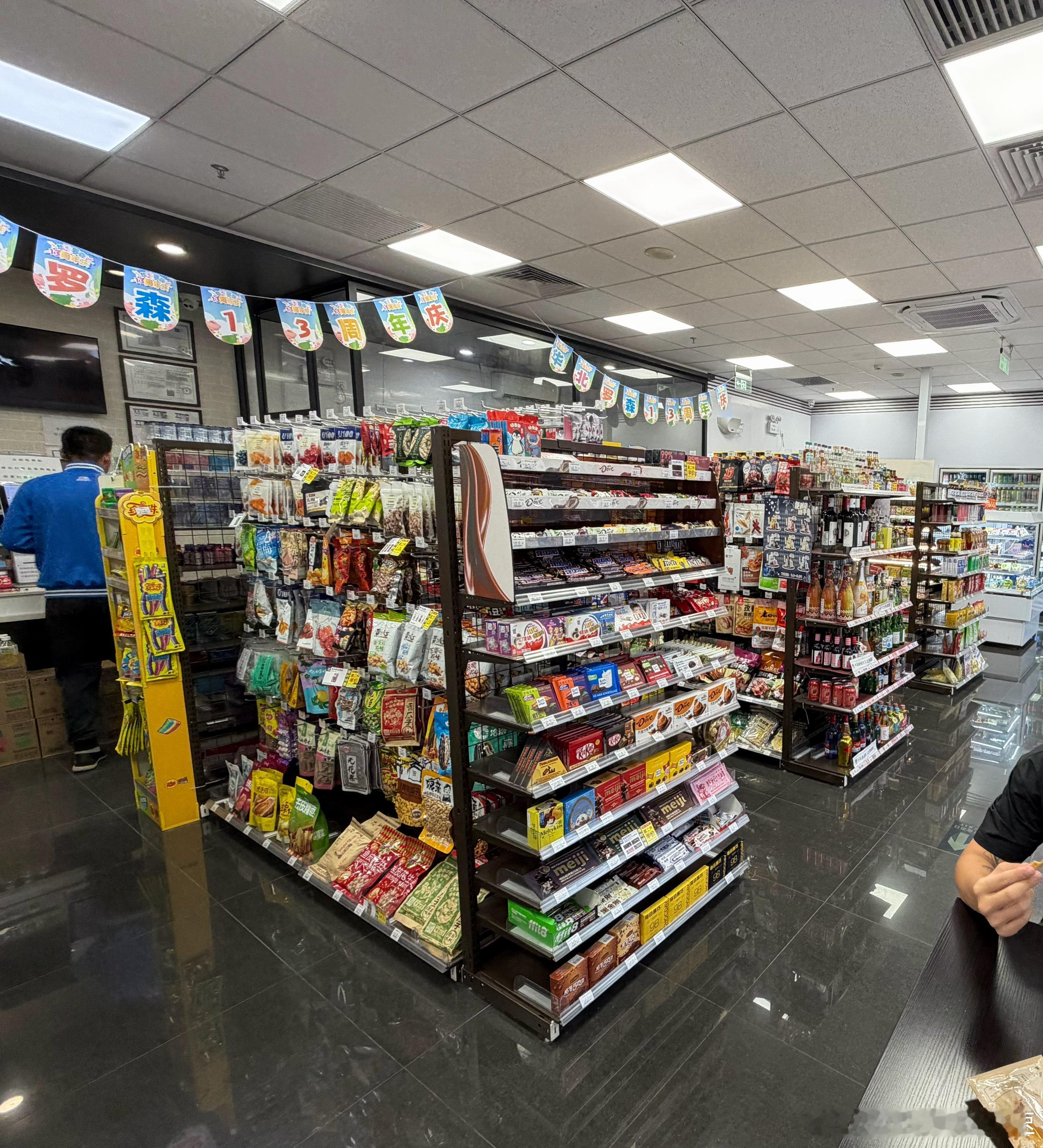 小登的时候喜欢晚上跑山 然后去趟便利店现在中登了 变成了深夜洗车 然后便利店车和