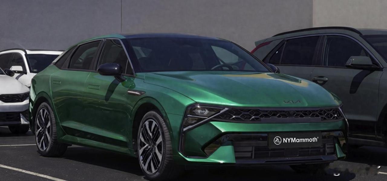 贯穿前脸配溜背，新一代起亚K5要等到2027？
近日，外媒放出新一代起亚K5假想