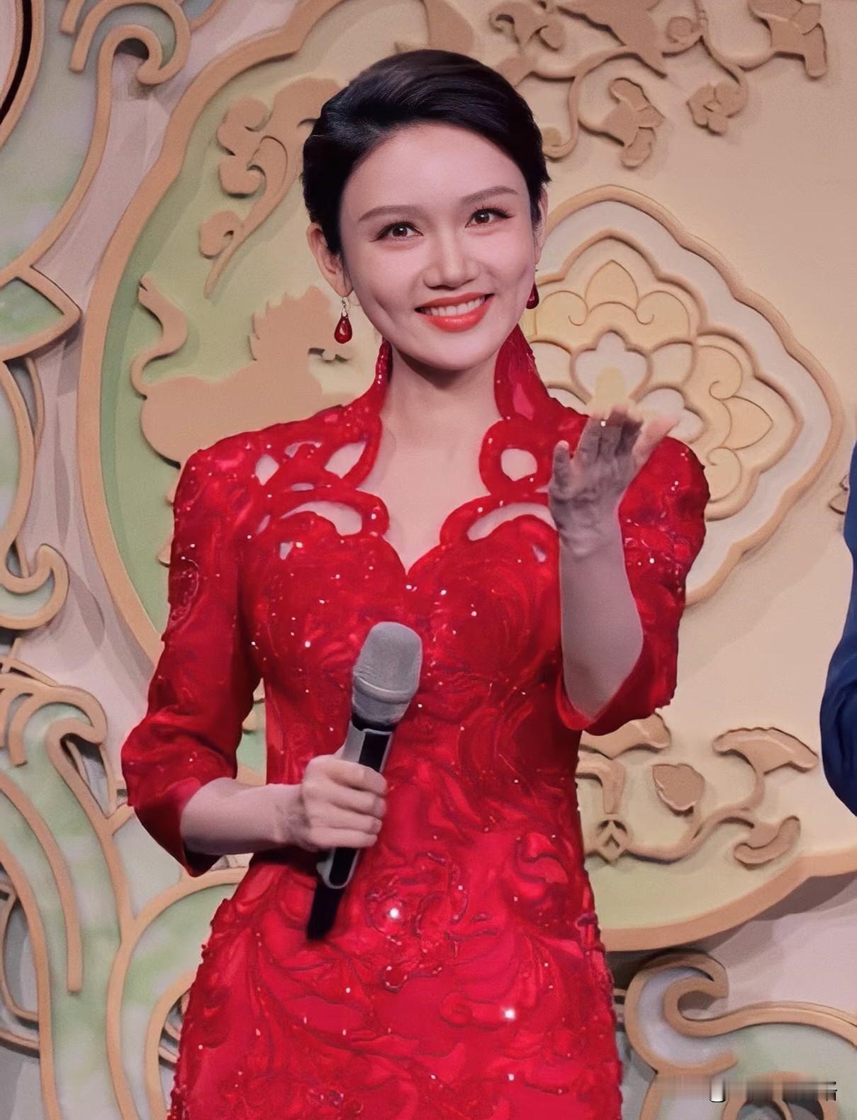 2026春晚龙洋一出场，
直接被她的酒窝圈粉了！
和马凡舒同框时，一开口脸上两个