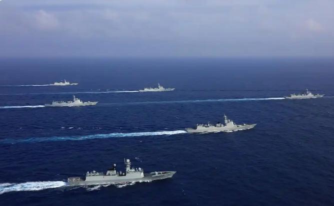 谁怂谁输！美国赌上全部身家押“中国不敢登船”，解放军东部战区编队已回防，随时准备