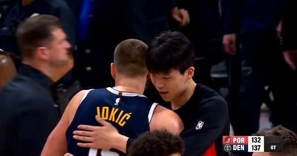 看到约基奇赛后径直走向杨瀚森那一刻，我真有点破防。
一个拼到力竭的MVP，心里竟