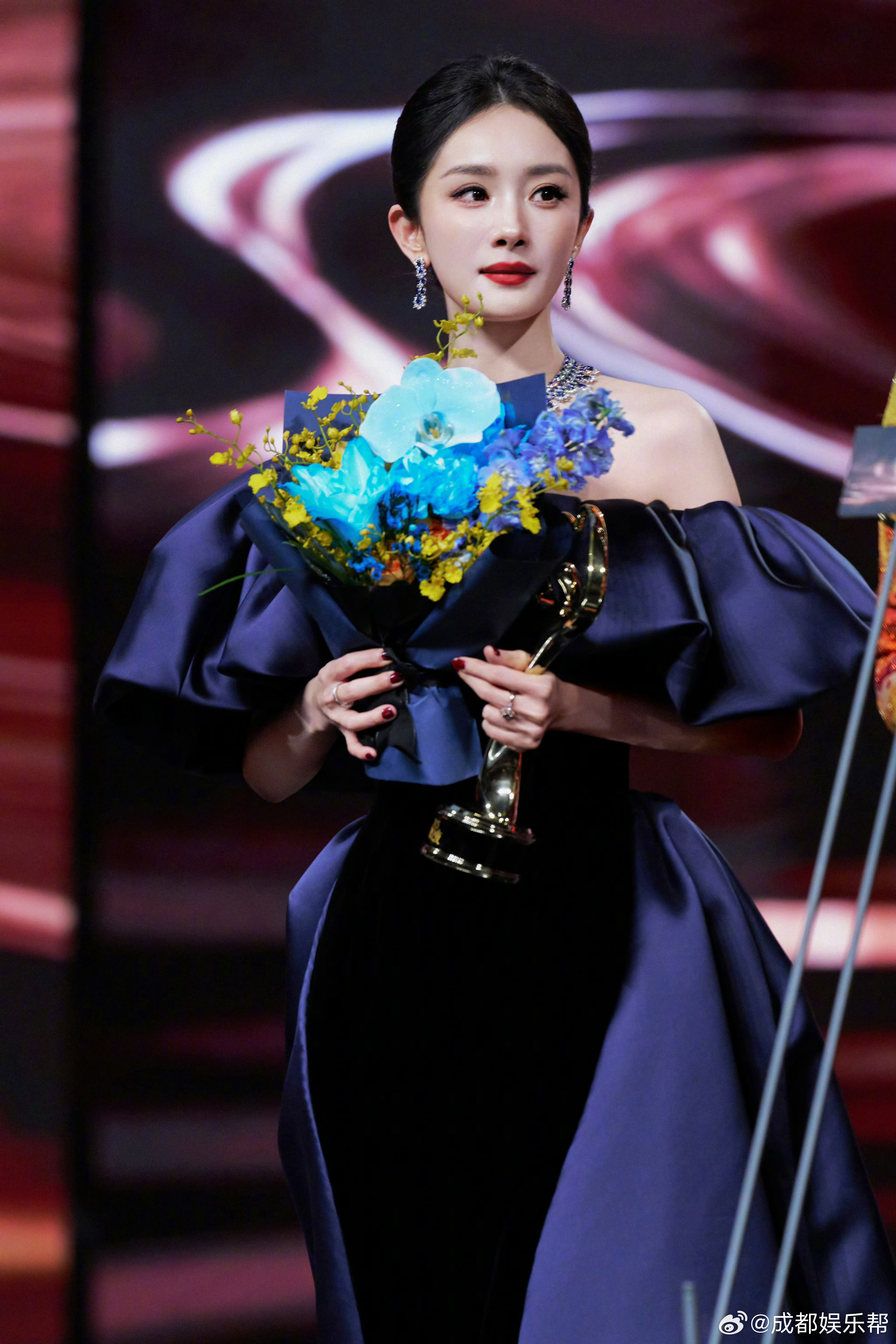 杨幂微博QUEEN昨天微博之夜，杨幂三夺微博QUEEN，恭喜！厉害了，大幂幂！ 