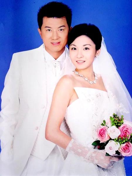 江祖平穿过嫁衣，披过婚纱，但至今未婚未育。她的爱情也蛮特别的，和她分手不久的前男