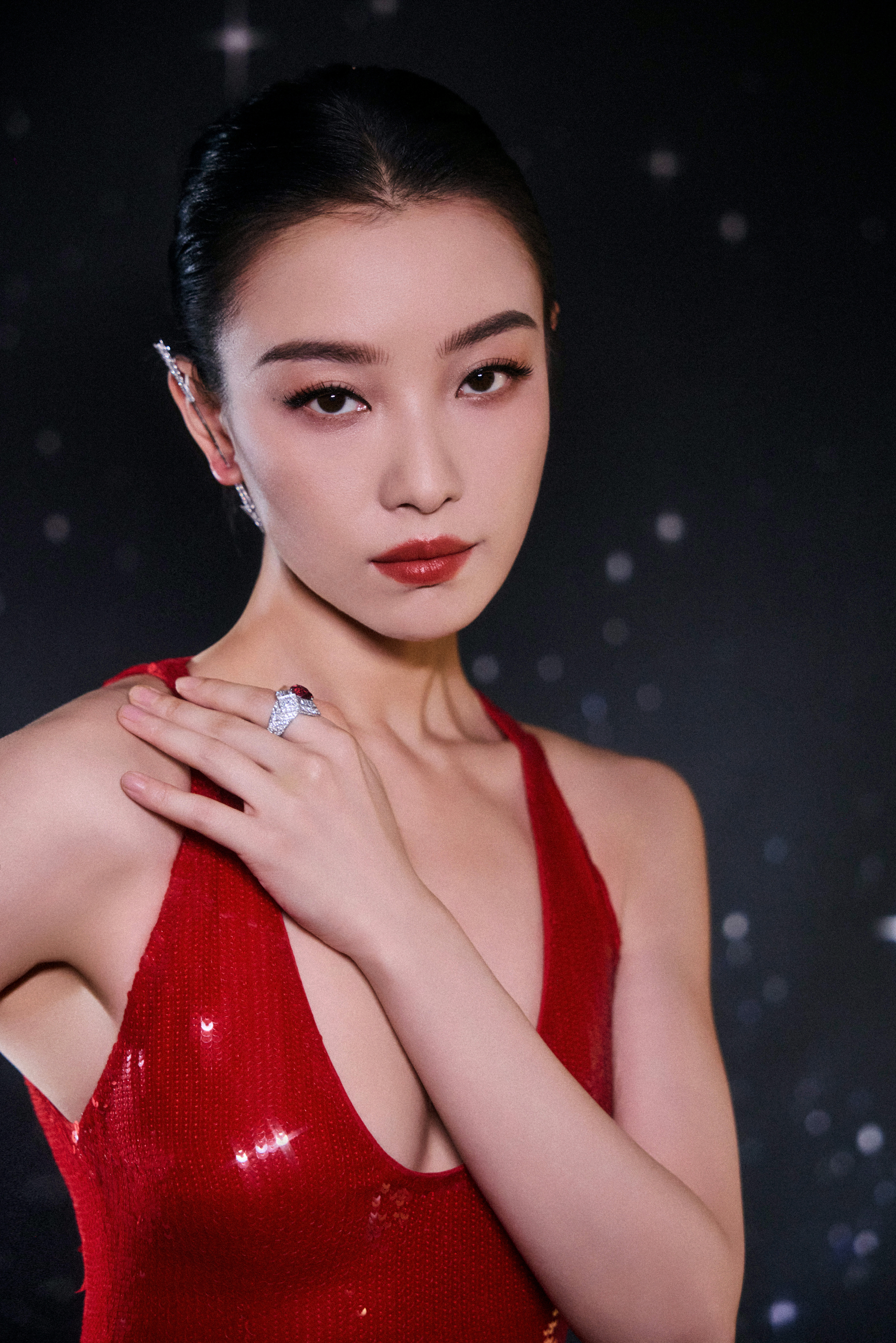 倪妮 ｜ 微博之夜红毯微博之夜 一袭 Gucci 红裙 ，好久不见的明艳妮  ?