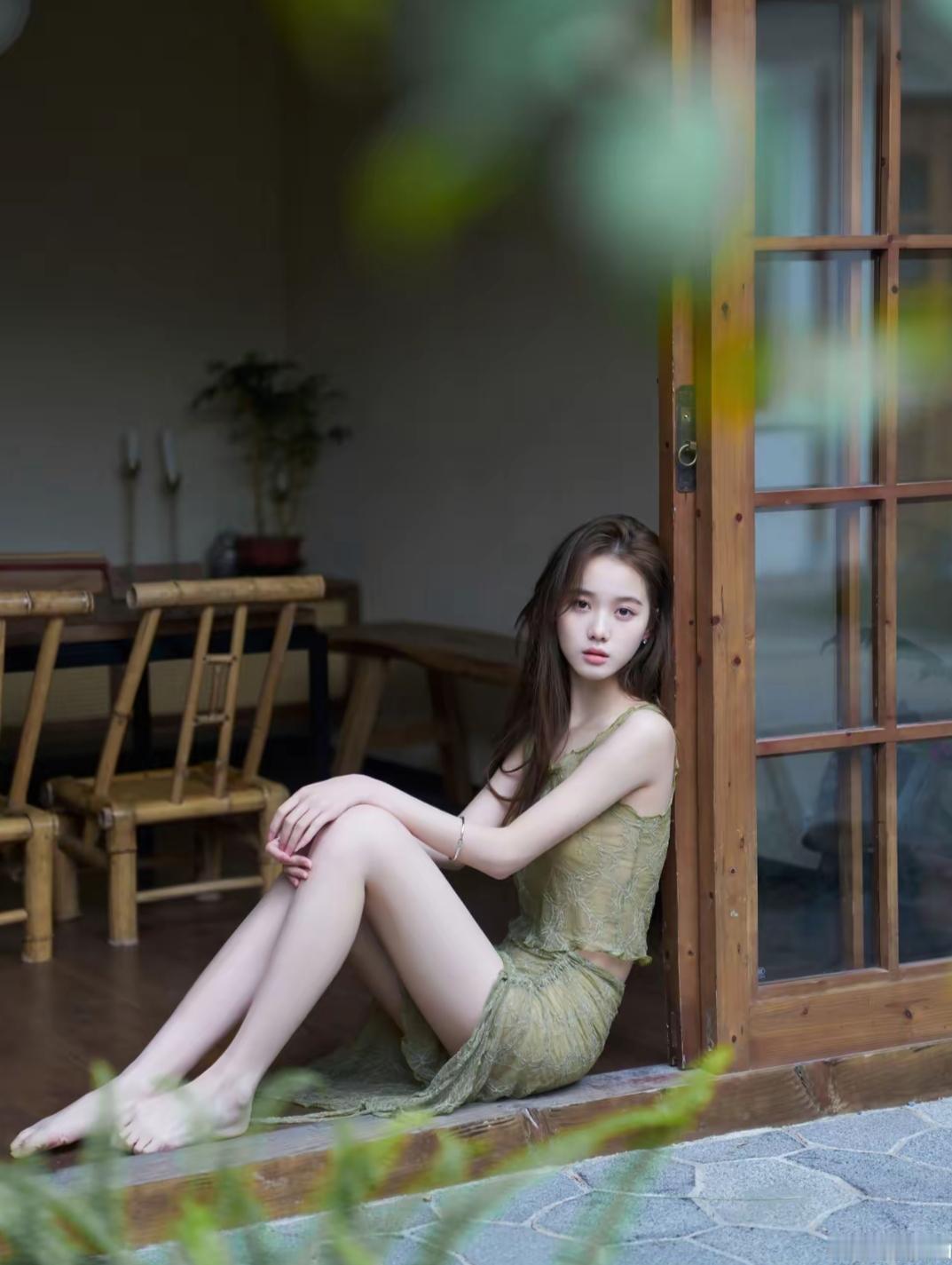 别再执着别再盼
别再深夜把泪咽
人心易变情易淡
余生好好爱自己
 
情字伤人最无