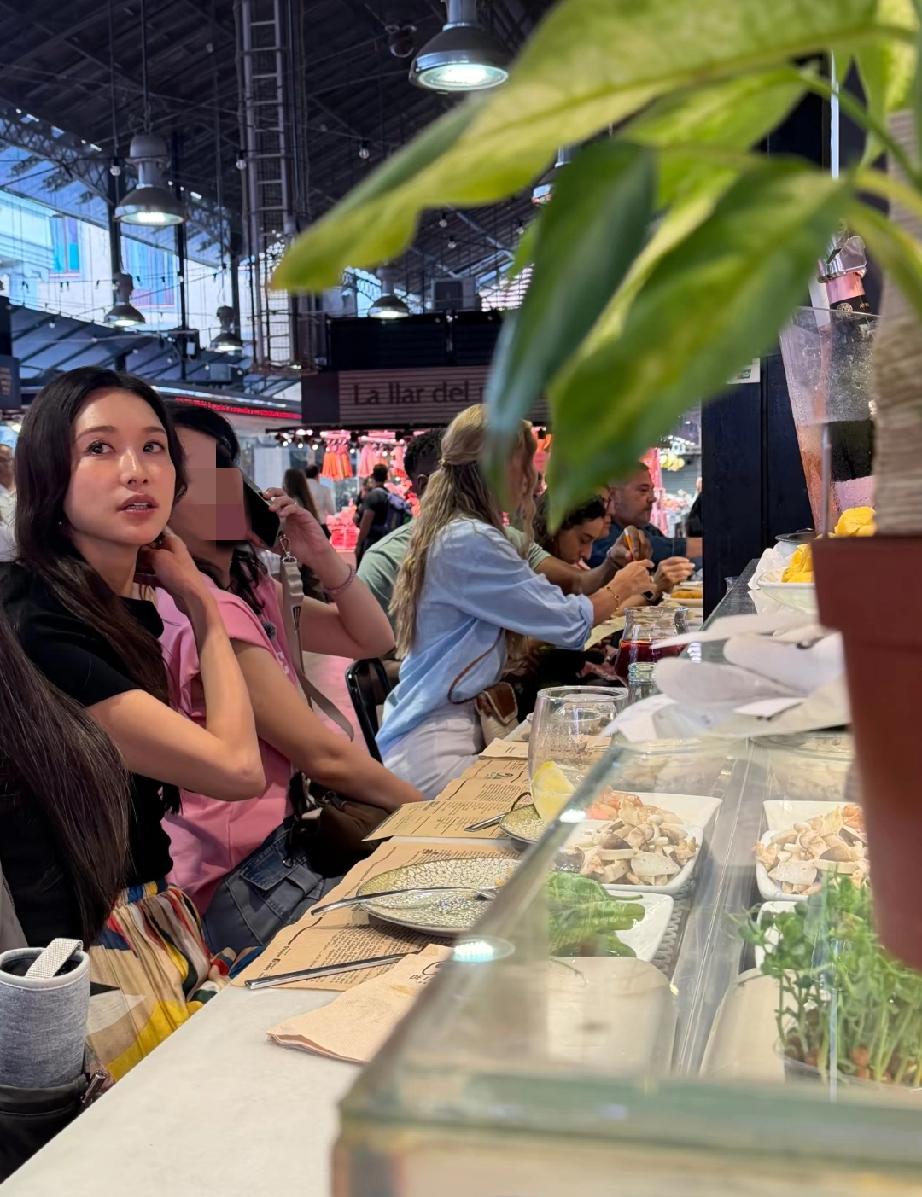 51岁的林志玲在西班牙被偶遇，她同几个女性好友一起在街边吃饭，看着比同龄人年轻2