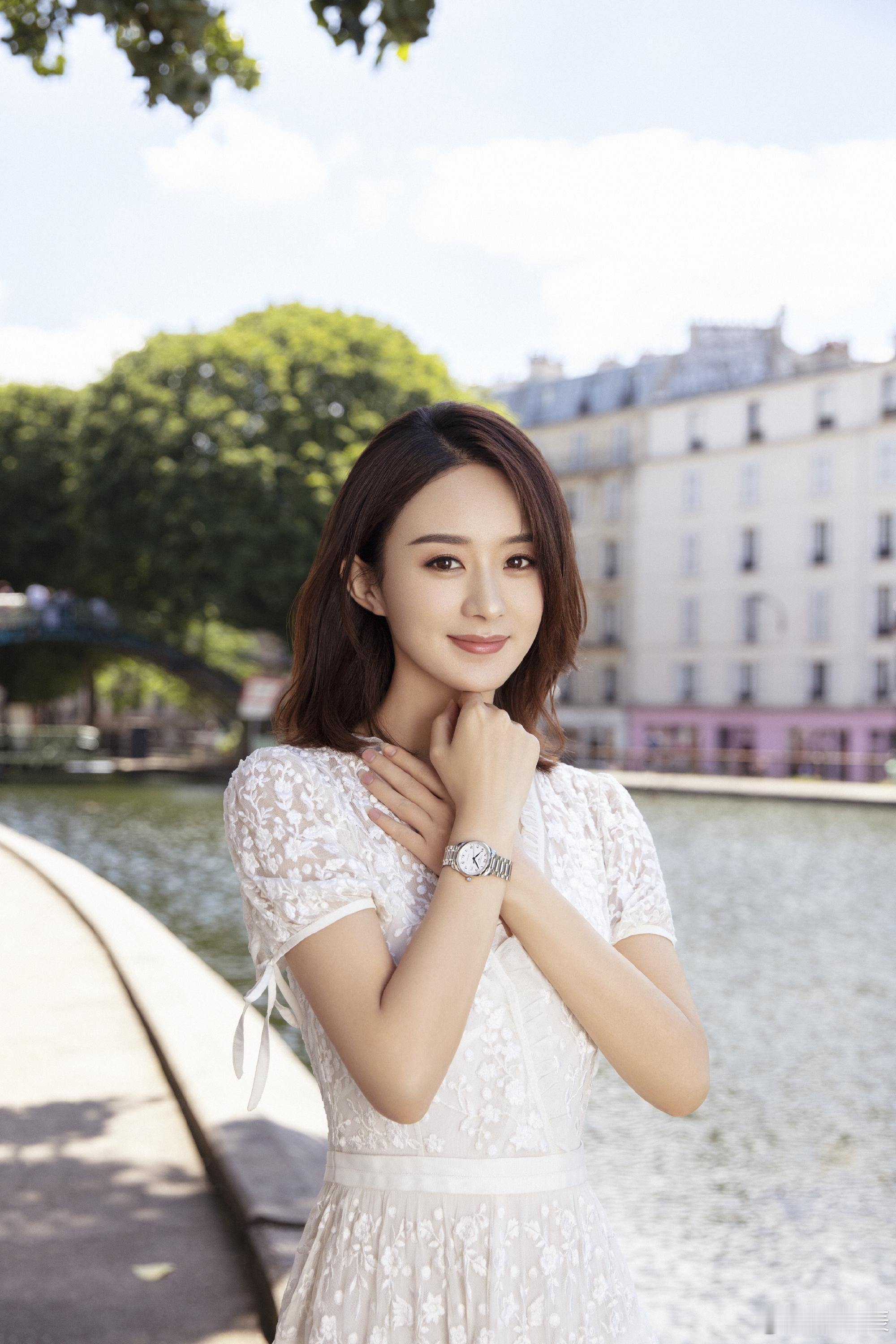 赵丽颖  颜值不仅令人赞叹，更散发出一种独特的韵味和魅力。这种魅力不仅仅来源于她
