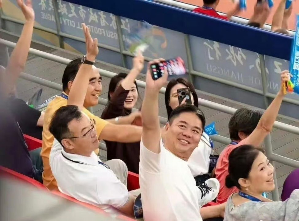 刘强东的苹果手机上装的什么app？能看清吗？ ​​​