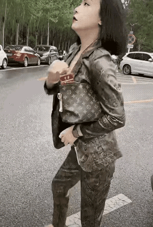 这一通动作咋样？
男的这样哆哆嗦嗦，浑身乱动，前抠抠后拽拽，一副满不在乎，又自以