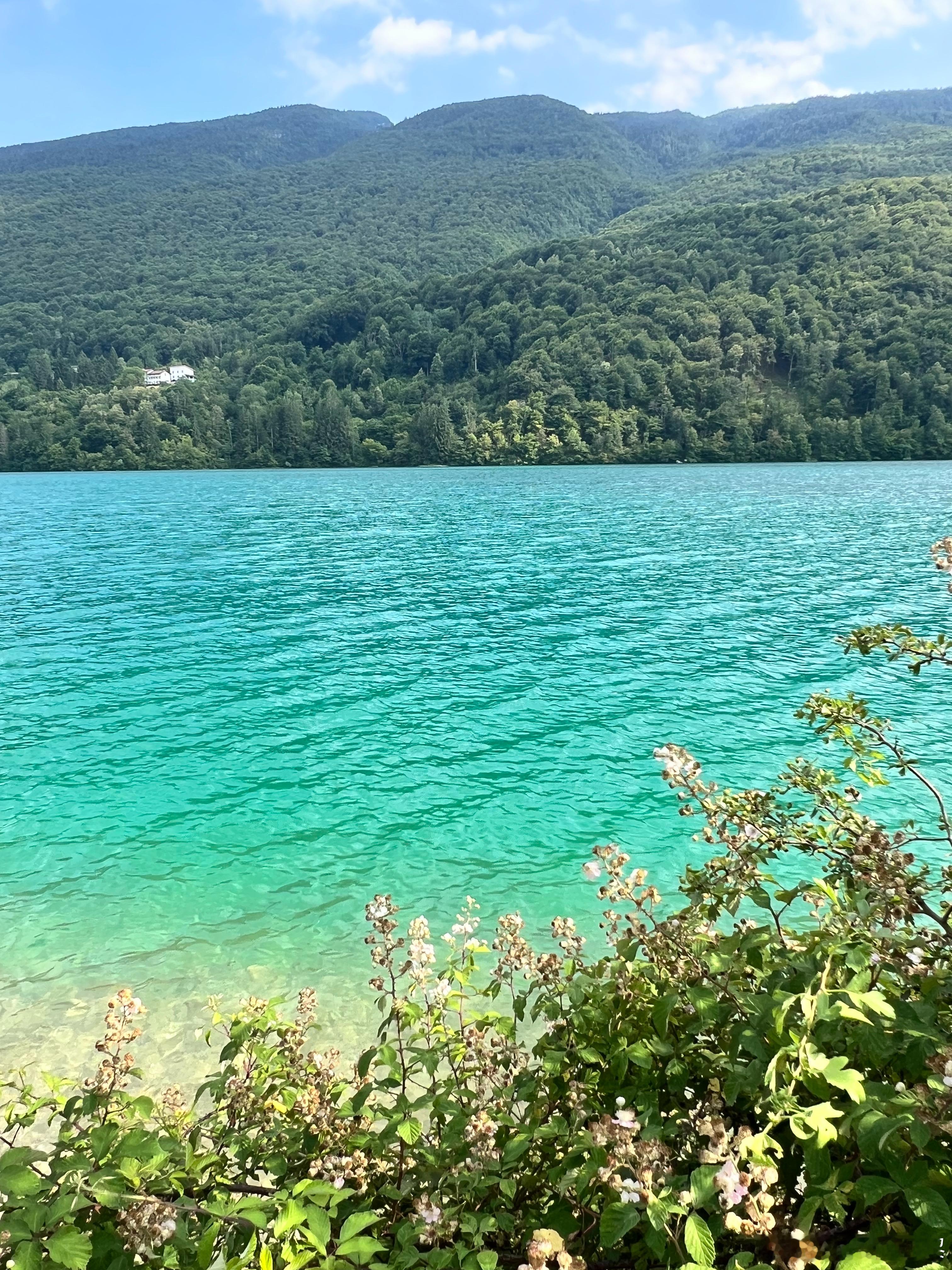 Lago di  Barcis是我们这边的一颗翡翠，翠绿清凉，是夏天避暑玩耍野餐