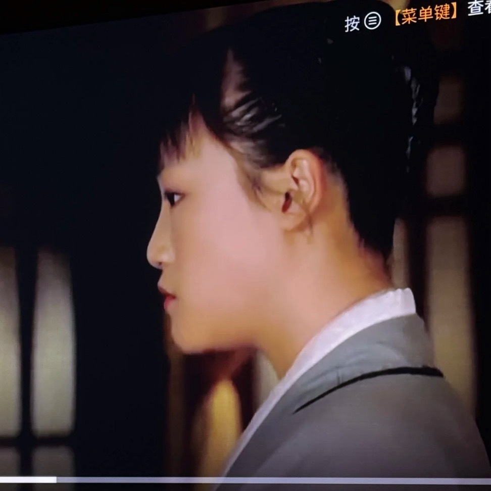 这脸也太平了吧。。。。。冒犯了sorry 