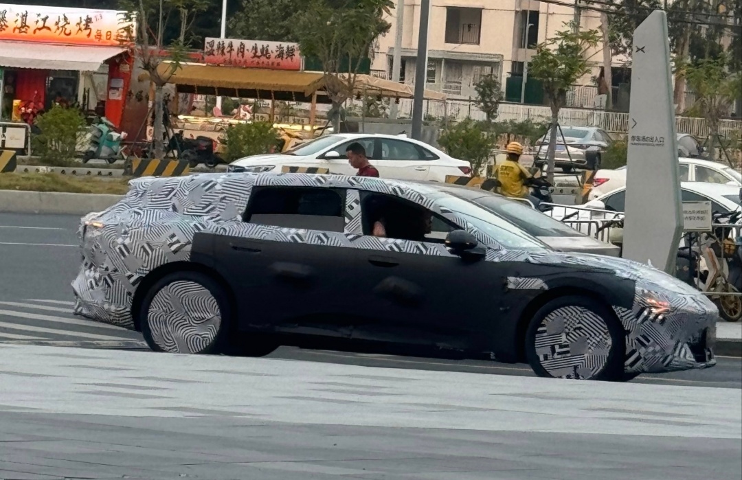 来啦来啦，MONA旅行车的首张轻伪装谍照，而且是纯侧颜 ​​​
