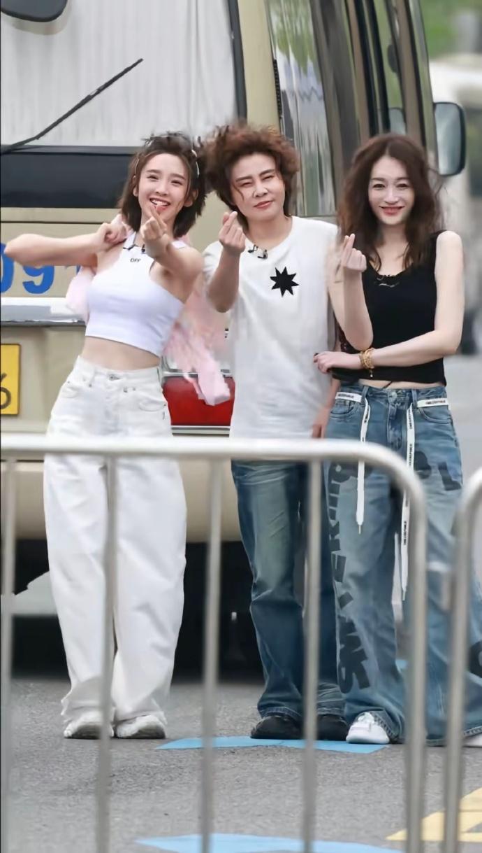 有人问，为啥从来没有人质疑过李小冉组？

她们组论实力的话，其实挺一般的，两个演