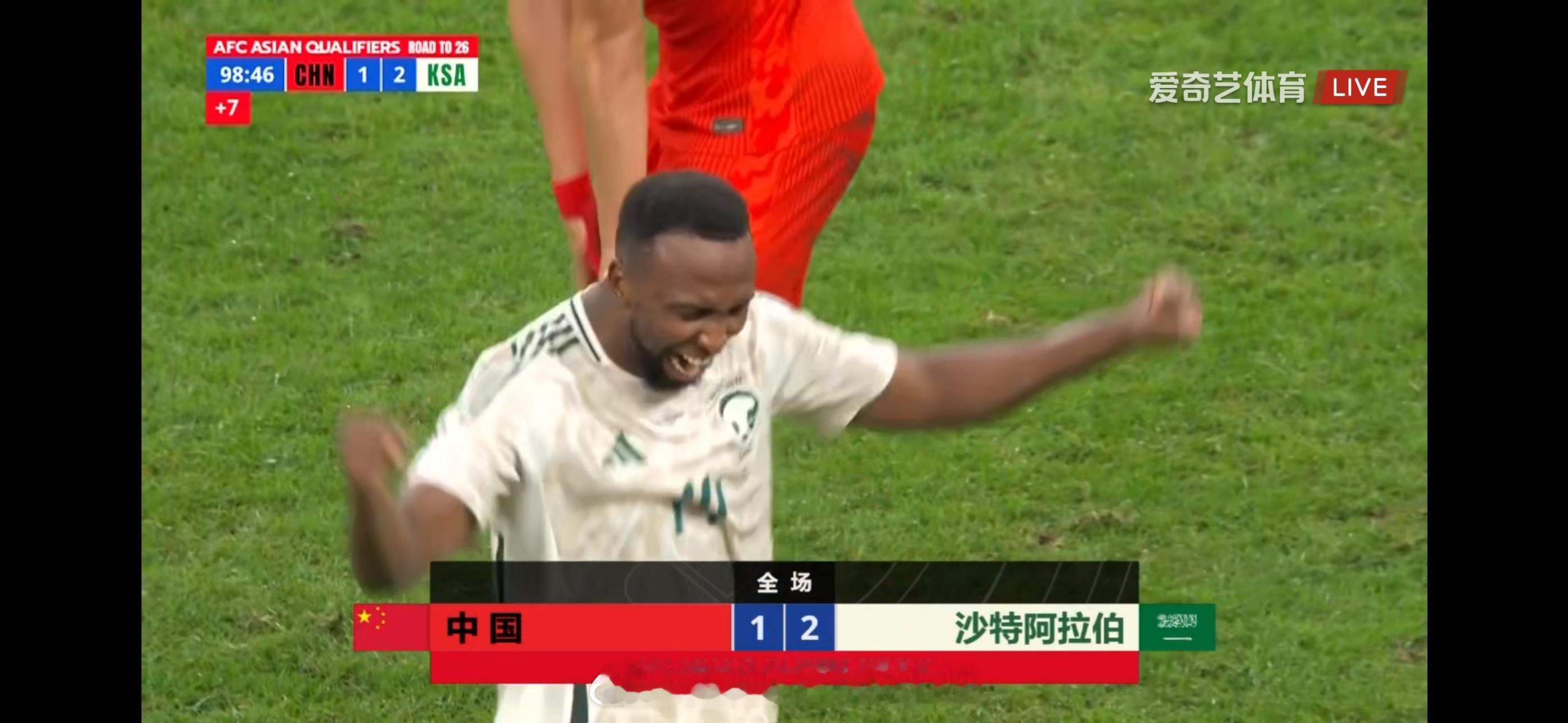 国足在让人失望的路上永远不会让人失望！！！多打一人，场面占优，中场没有传接配合，