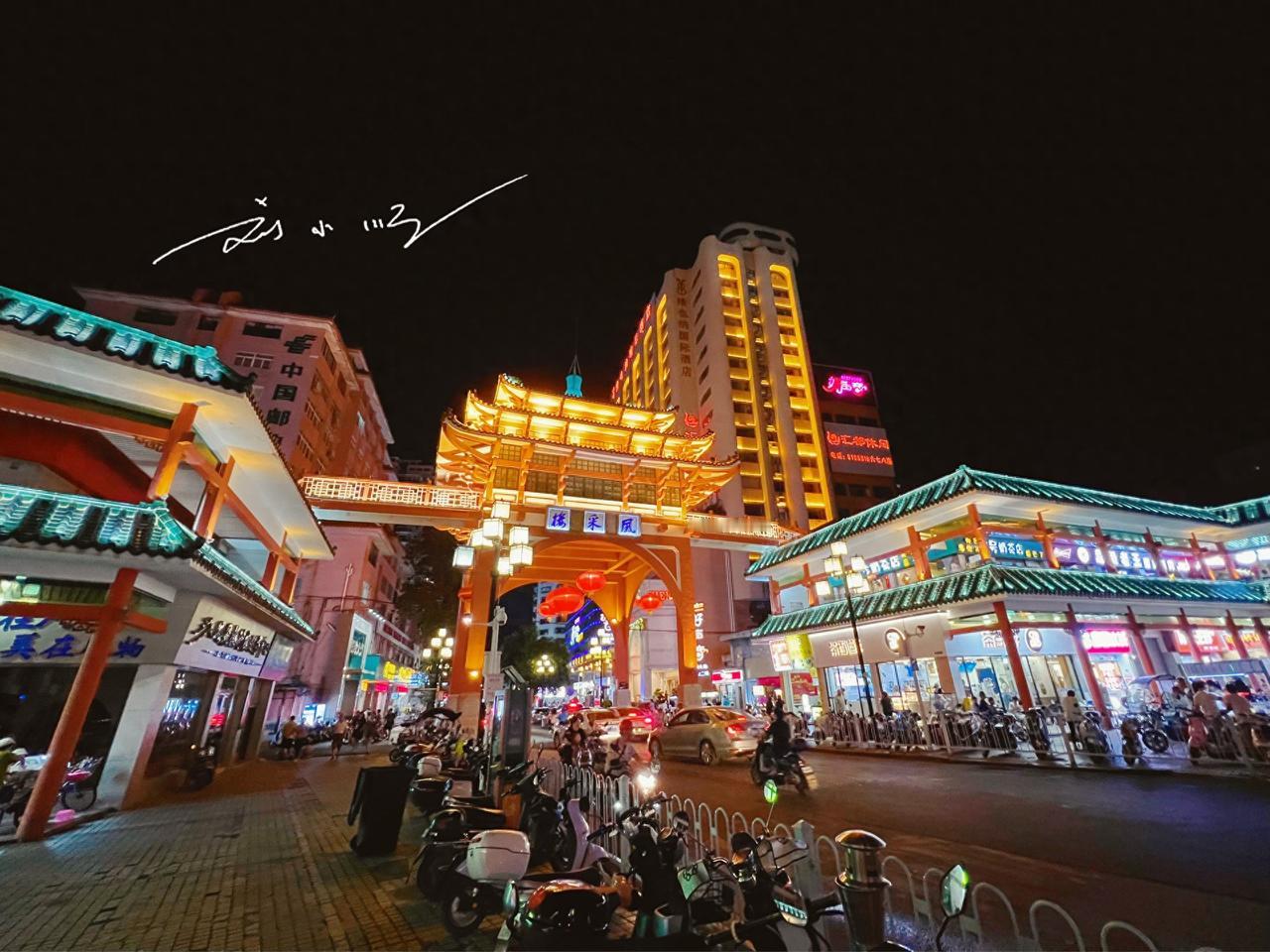 广东韶关是一座历史悠久、旅游资源丰富的城市，位于市区的“风采楼”是其标志性建筑，