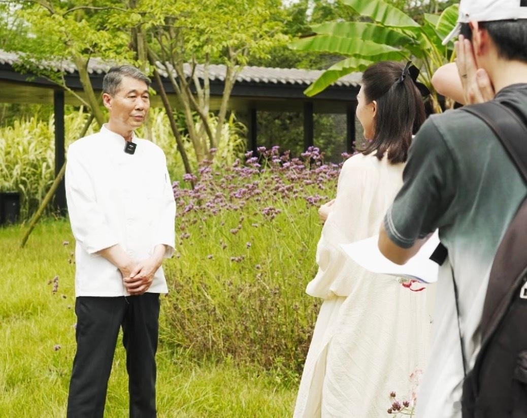 川菜老师傅遭年轻厨子爆冷击败百厨大战 五十年的碳晶大头菜功底，终究还是败给了年轻