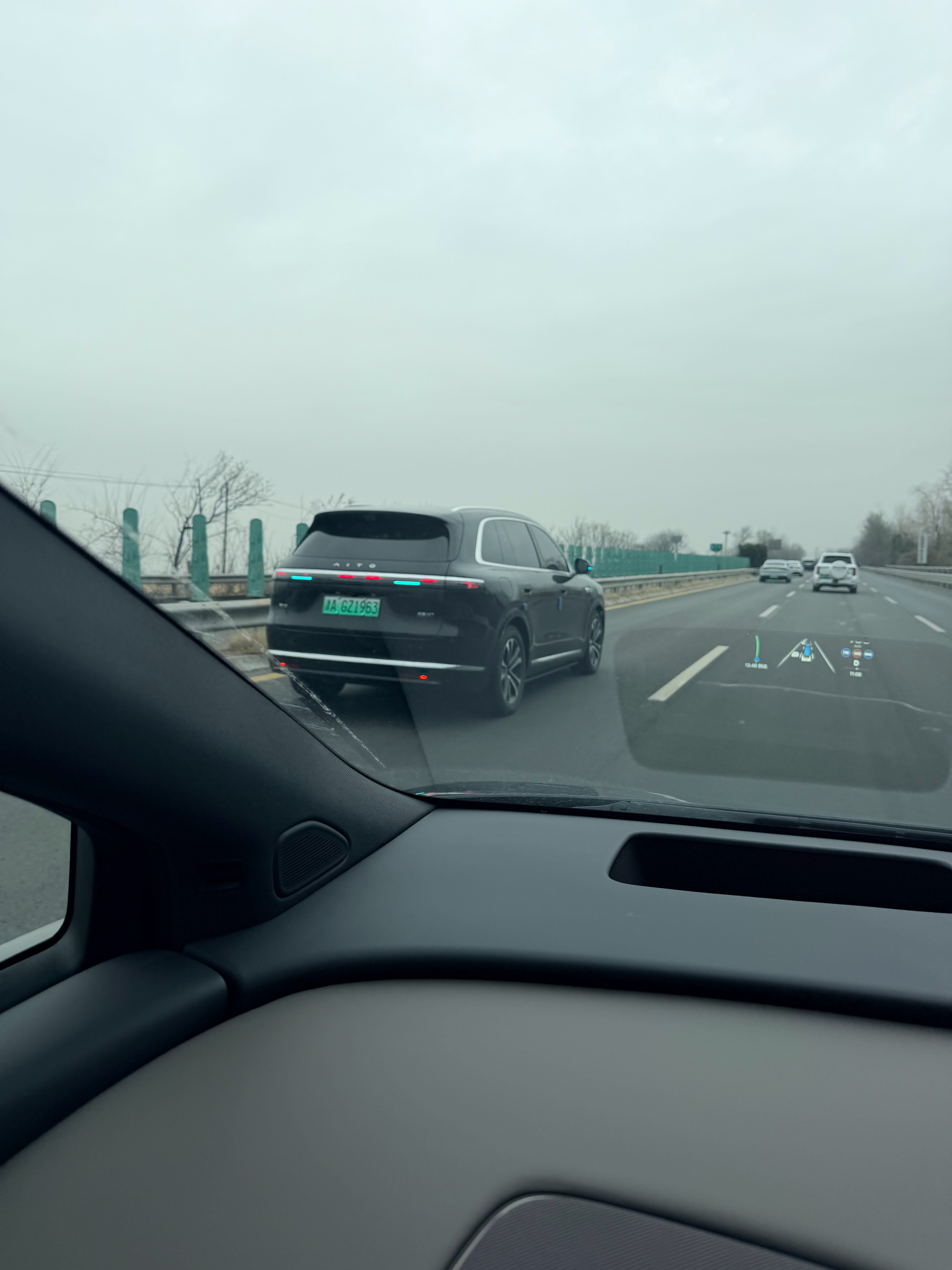 一路上遇到各式各样的小蓝灯，这个应该是3年前开始出现在汽车上的，可见现在科技普及