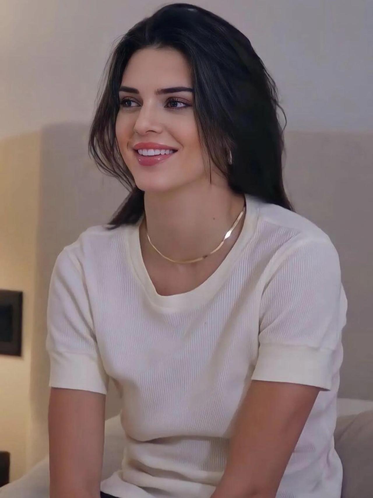 穿白T也这么美[机智]