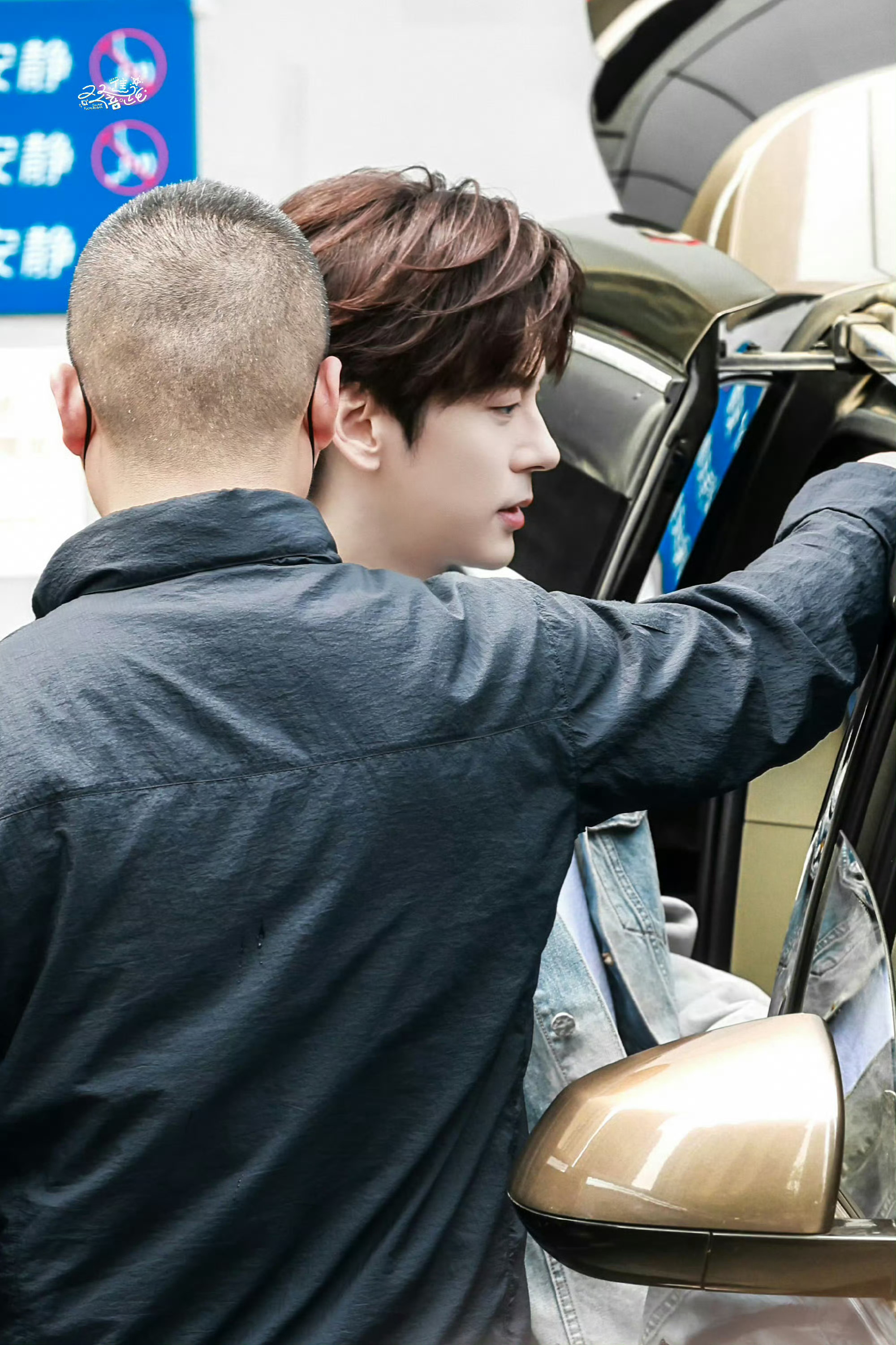 严屹宽魏哲鸣内娱法拉利《你好星期六》上班路透出炉，利落露额头搭配清爽牛仔穿搭，少