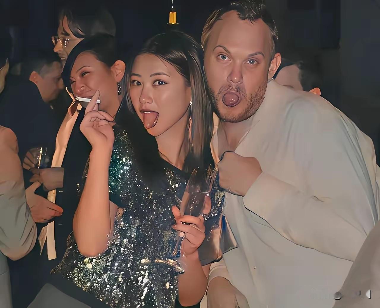 关于劳A说的，女留学生！
为什么她们在国外总喜欢吐舌头，吐舌头动作引发争议，可能