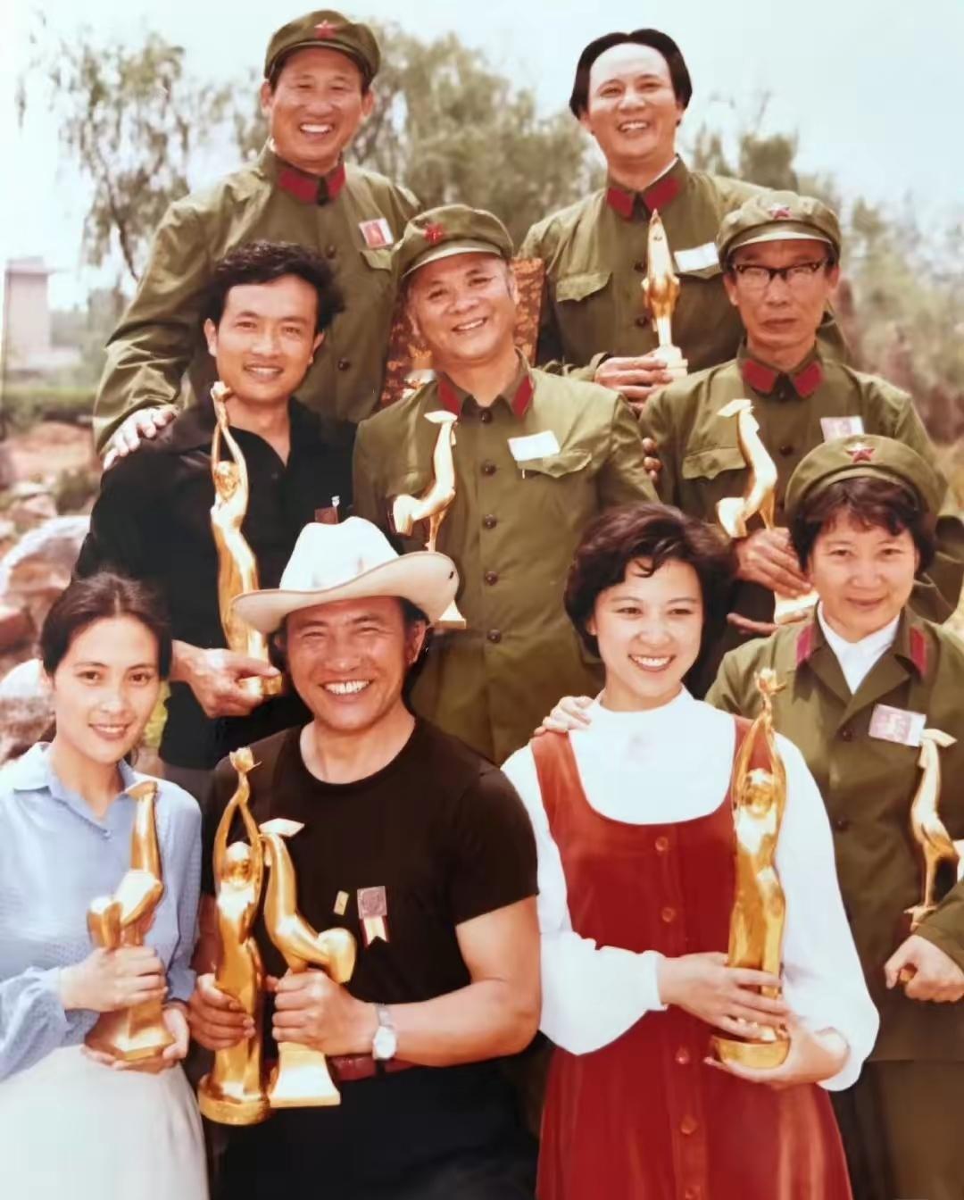 这张照片是1984年第4届中国电影金鸡奖与第7届大众电影百花奖颁奖期间的合照：