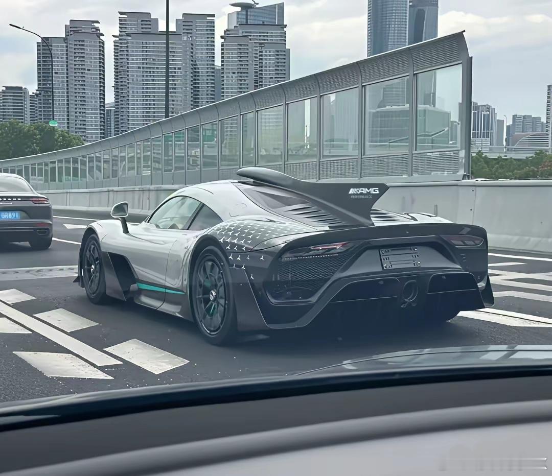 据说是国内唯一一辆奔驰AMG ONE，四千多万人民币，全球产量才200多台。 ​