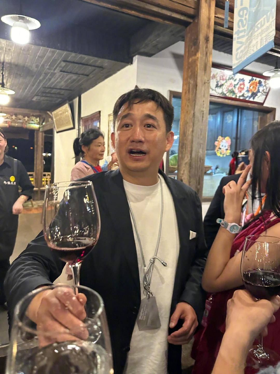 乌镇戏剧节青年之夜圆满结束，黄磊竟说今日之饭非他所做，让大家放心吃，还特意叮嘱何