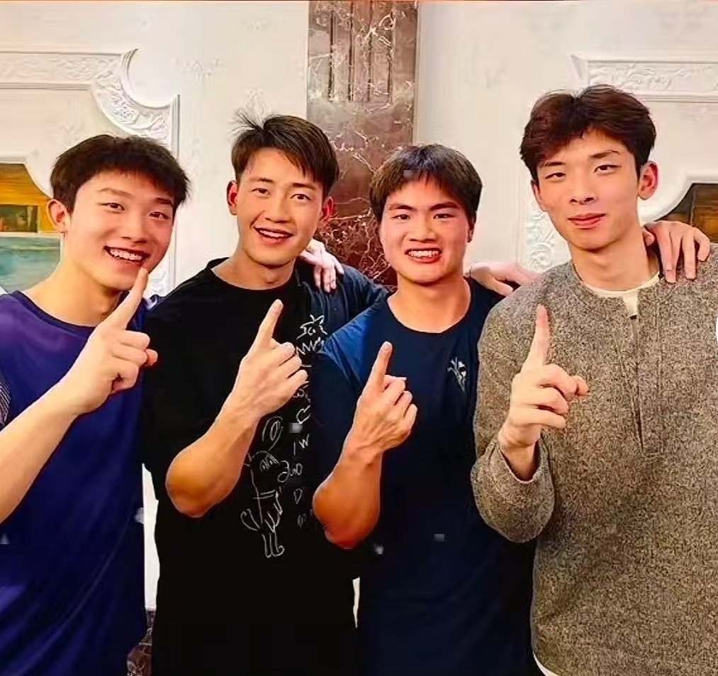 都说我儿是男双组大师兄了想进一队先来给我儿拜年吧 ps：感觉你产下了桌就能回去d