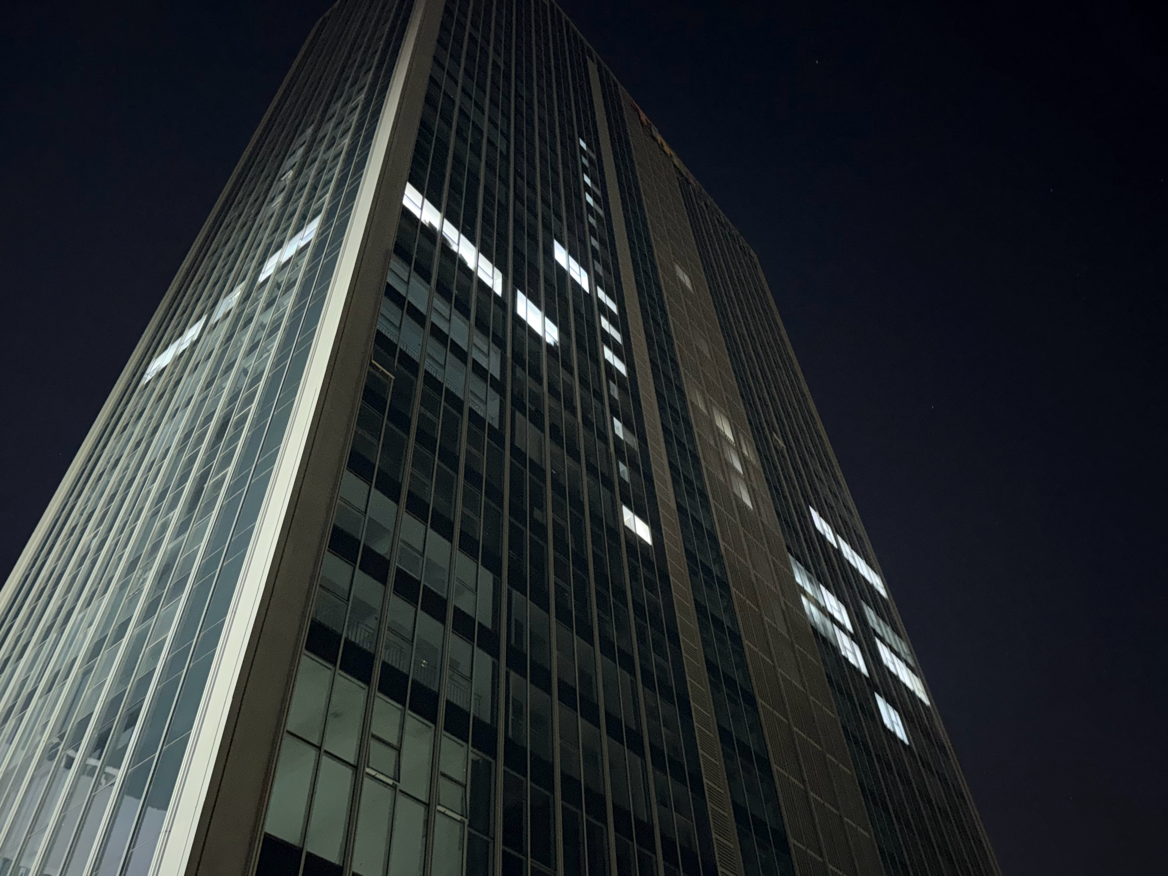 七点了，小梦在的这个园区还有那么多开着灯的办公的呢啊…… 