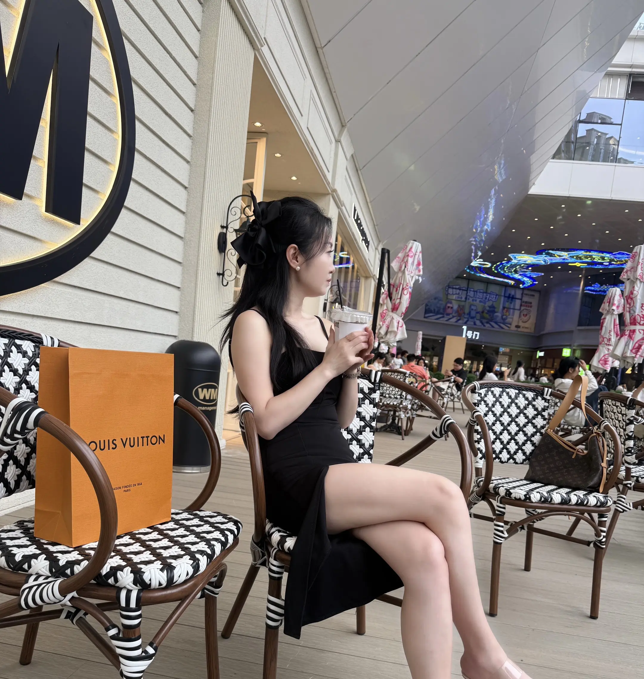 “生活的幸福感，不在富足，而在满足，简单点，糊涂点，开心点～”
