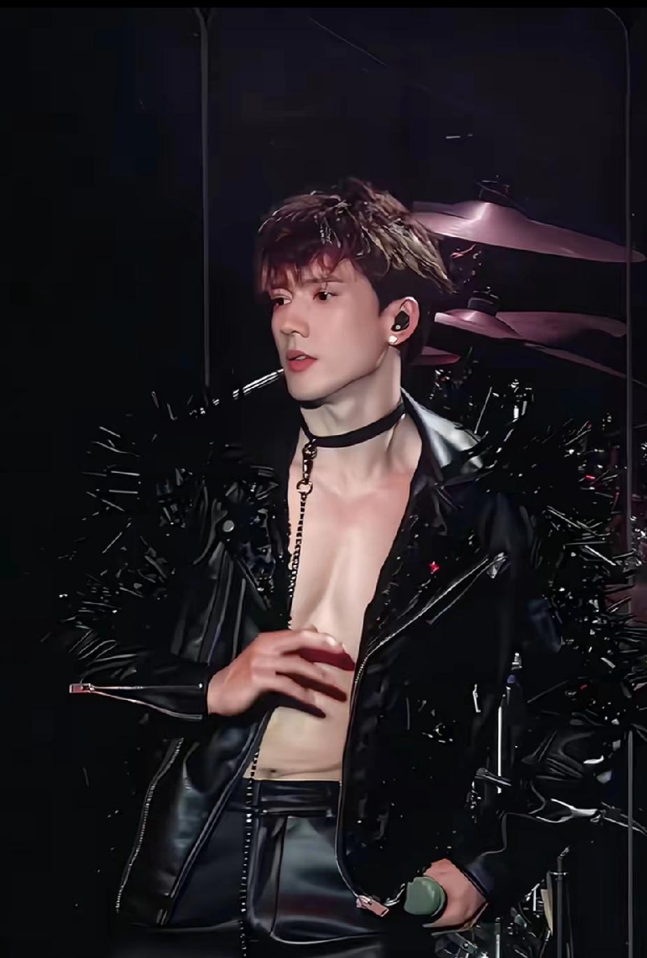 45岁的年纪，拥有25岁的顶级身材和皮肤，不是说时间是最公平的吗？怎么关智斌可以