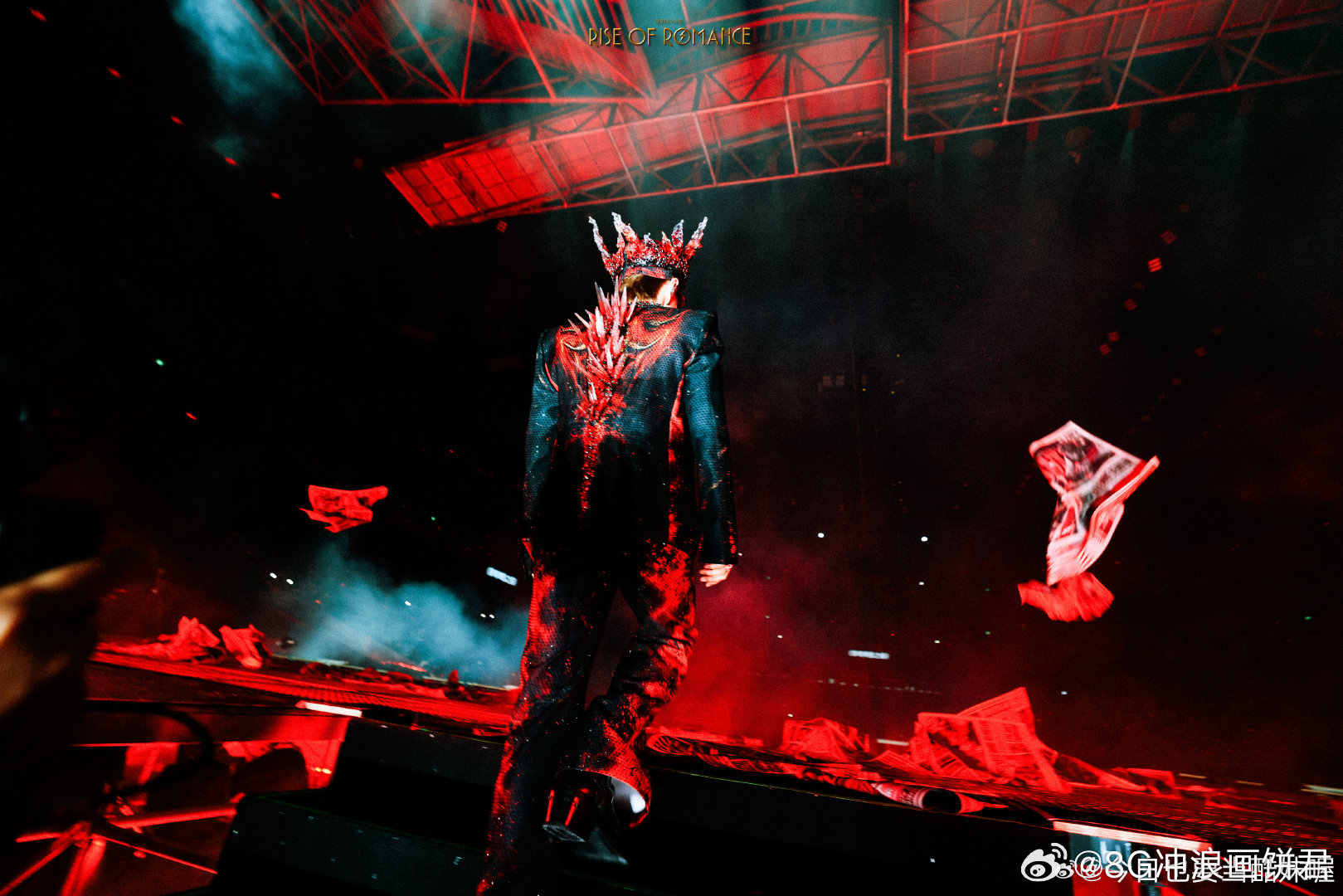 汪苏泷演唱会秒变运动会汪苏泷的舞台是田径场吧？从头跑到尾，四处鞠躬感谢观众，体力