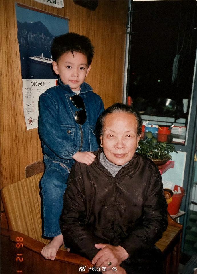 黄宗泽6岁已经是潮男 黄宗泽晒童年照，6岁的他穿着小西装，五官精致，眉眼间已见男