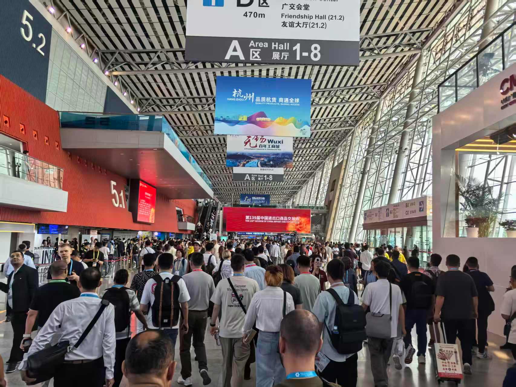 #海外客商排队抢张雪机车代理名额#【排队抢张雪机车代理名额，服务机器人企业竞相“