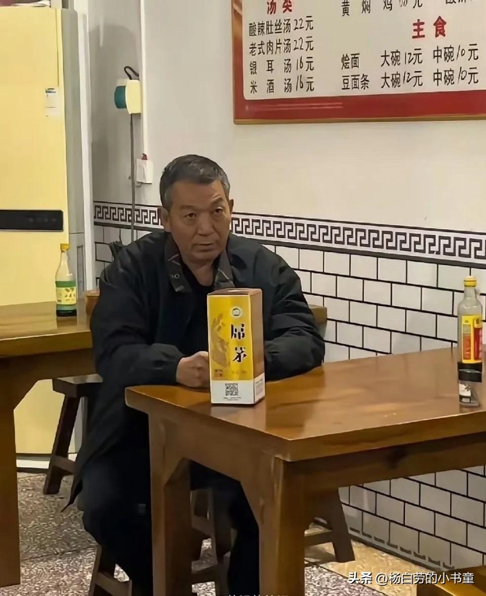 看大爷这酒广西也生产茅台酒啦
名字取名叼茅
网友说我想喝靓仔
带字茅台 茅台烟草