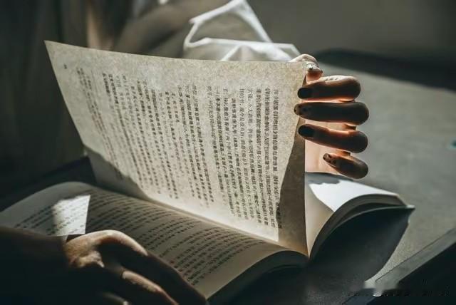 一定要大量读书，长脑子最快的方式，就是狂读政治、经济和历史
 
我有个发小，前几