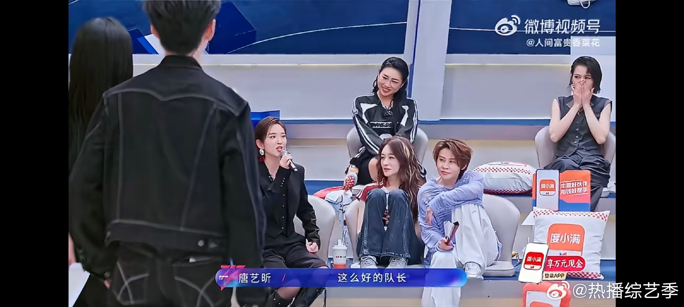 唐艺昕忘记李小冉当过她队长了唐艺昕忘记李小冉是一公队长了当初一公舞台三个人一起磨